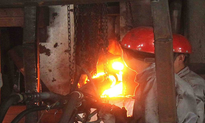 應用于玻璃窯大喧、加料口等部位的熱修現場